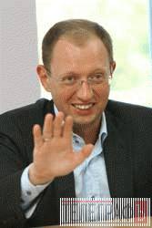 Арсеній Яценюк: „Гроші люблять тишу і спокій” Арсеній Яценюк: „Гроші люблять тишу і спокій”