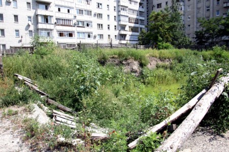 Коли буде наведений порядок біля будинку на вулиці Київській, 59