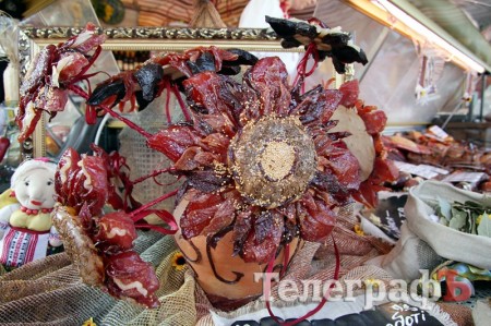 Предприятие «Кременчугмясо» презентовало в Сорочинцах букет подсолнухов из мясопродуктов