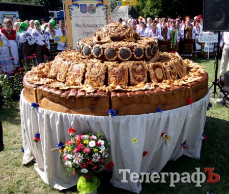 На Сорочинской ярмарке «Салтовский» хлебзавод установил национальный рекорд - испек гигантский каравай