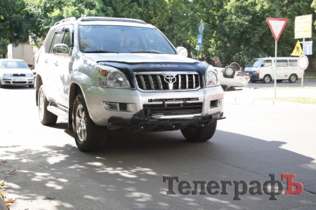 В центре Кременчуга внедорожник Toyota перевернул «Запорожец» (ФОТО)