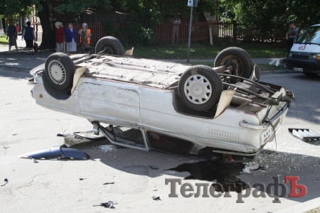 В центре Кременчуга внедорожник Toyota перевернул «Запорожец» (ФОТО)