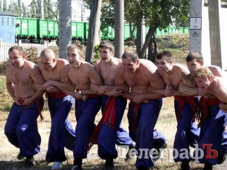 Кременчугские казаки пошли врукопашную «лава на лаву» (ФОТОРЕПОРТАЖ) Кременчугские казаки пошли врукопашную «лава на лаву» (ФОТОРЕПОРТАЖ)