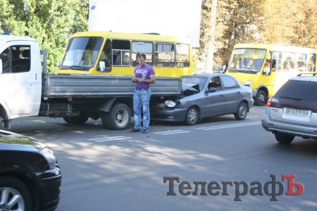 В Кременчуге водитель Geely разбил три машины (ФОТО)