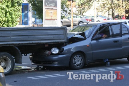 В Кременчуге водитель Geely разбил три машины (ФОТО)