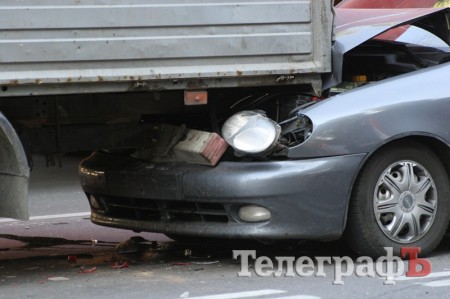 В Кременчуге водитель Geely разбил три машины (ФОТО)