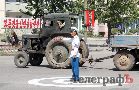 Дорожные регулировщики в городах&nbsp; на перекрёстках - как  родом из нашего далёкого советского прошлого, с картинки про &laquo;дядю  Стёпу&raquo;. Что они там регулируют - непонятно, машин-то на дороге  практически нет! Но палками машут, свистят в свисток, картинно крутятся  на своём посту посреди перекрёстка - одно загляденье!