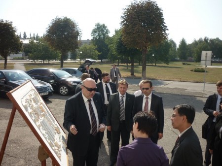 Иностранные дипломаты знакомились с «АвтоКрАЗом»