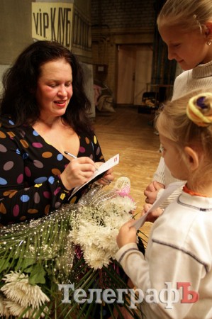 Руслана Писанка, хотя и уставшая после двухчасового концерта, раздала автографы всем желающим. Особенно много среди поклонников было детворы