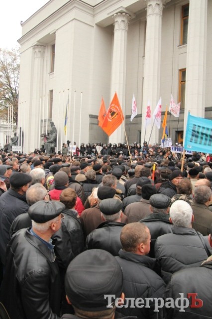 Чернобыльцы митингуют возле Верховной Рады