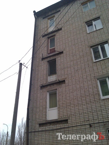 В доме есть выход на балкон, а балкона нет