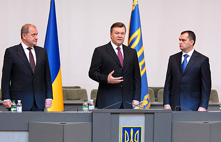 Янукович представил нового Министра внутренних дел Захарченко