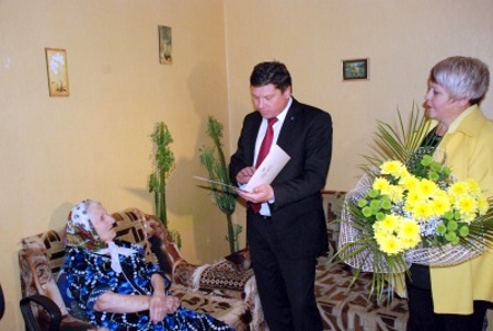 Виктор Калашник приехал поздравить Любовь Захаровну