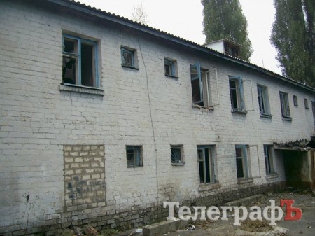 В здании выбиты окна