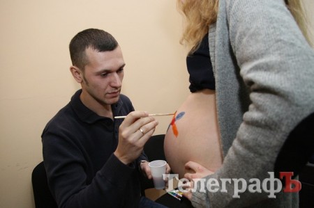 В Кременчуге будущие папы рисовали картины на животах будущих мам (ФОТО)