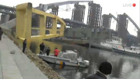 На строительстве моста в Киеве упал кран с людьми (ФОТО)
