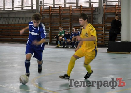 ФУТЗАЛ. Чемпионат Кременчуга. Первая разборка фаворитов.