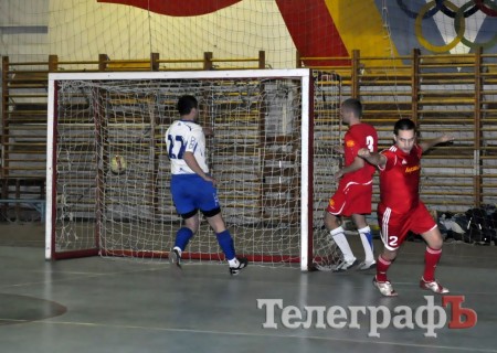 ФУТЗАЛ. Чемпионат Кременчуга. Первая разборка фаворитов.