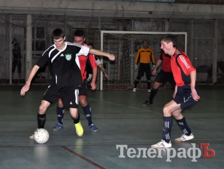 ФУТЗАЛ. Чемпионат Кременчуга. Первая разборка фаворитов.