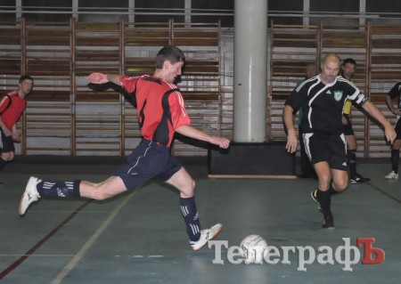ФУТЗАЛ. Чемпионат Кременчуга. Первая разборка фаворитов.