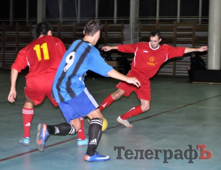ФУТЗАЛ. Чемпионат Кременчуга. Первая разборка фаворитов.