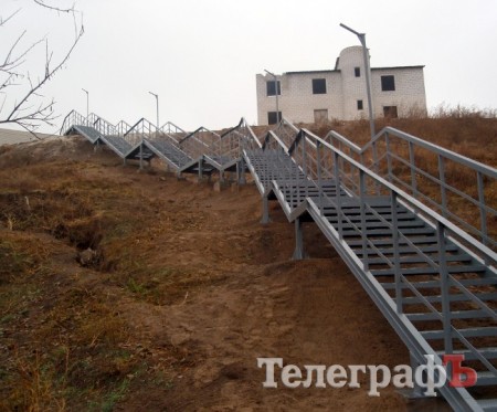 Лестница для подъема к парку Мира с улицы Хорольской