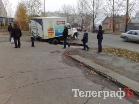 Грузовик провалился в яму