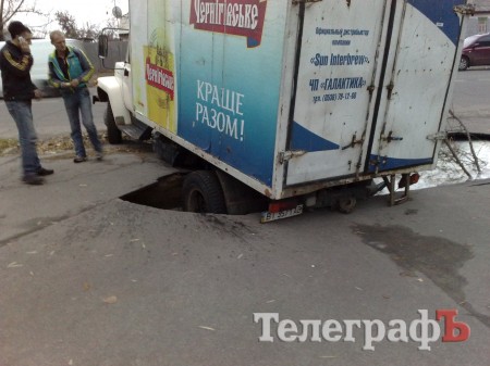 Грузовик провалился в яму