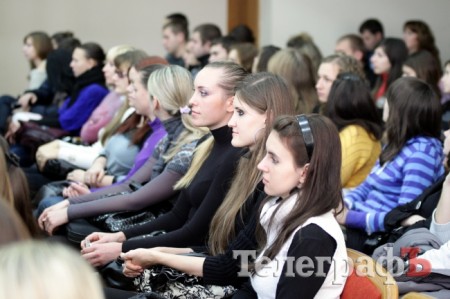 Мэр рассказал студентам КрНУ анекдот о священнике и пообещал новый каток, поющий фонтан и дисциплину в городе