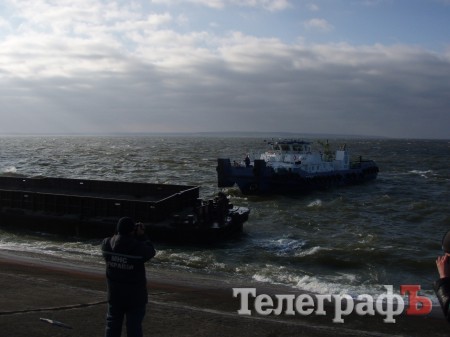 Оторвавшуюся во время шторма баржу буксир оттянул от плотины ГЭС (ФОТО, ВИДЕО)