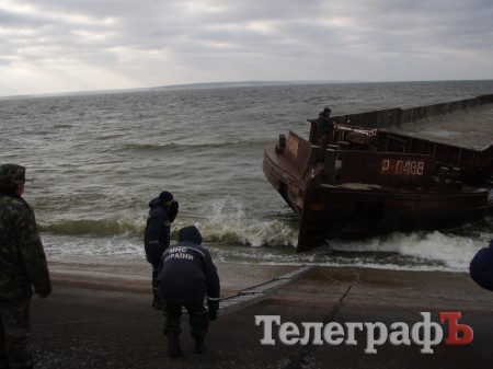 Оторвавшуюся во время шторма баржу буксир оттянул от плотины ГЭС (ФОТО, ВИДЕО)