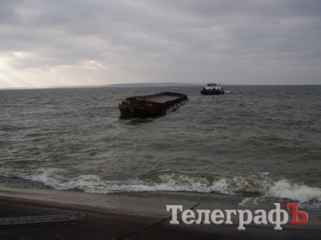 Оторвавшуюся во время шторма баржу буксир оттянул от плотины ГЭС (ФОТО, ВИДЕО)