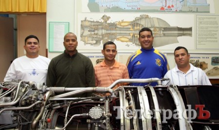 Венесуэльцы работают с двигателем самого большого вертолёта в  мире