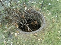 Разрытые улицы Молодежного и ямы вместо люков (ФОТОФАКТ)