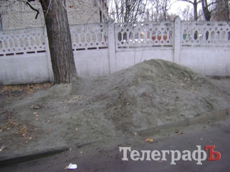 Мусор во дворе который примыкает к лицею №11