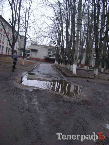 Мусор во дворе который примыкает к лицею №11