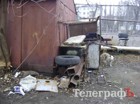 Мусор во дворе который примыкает к лицею №11