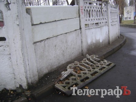 Мусор во дворе который примыкает к лицею №11