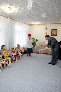 Николай Черныш подарил 200 литров сока и игрушки