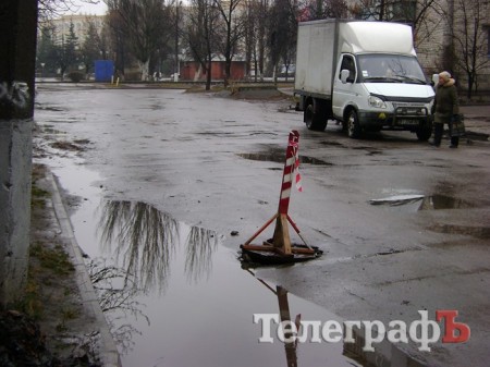 Коммунальники уже побороли «озеро» на улице Бутырина (ФОТО)