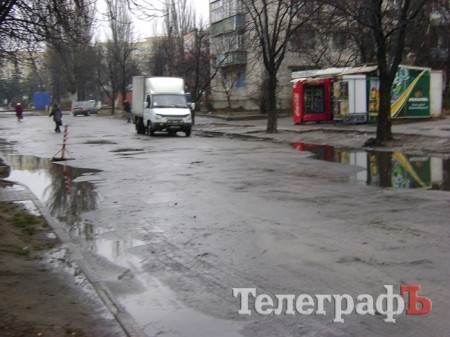 Коммунальники уже побороли «озеро» на улице Бутырина (ФОТО)