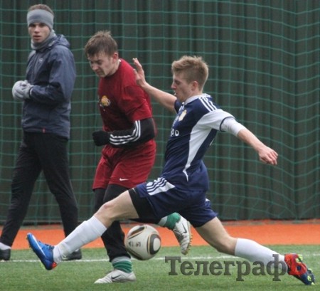 ФУТБОЛ. «Кремень» сыграл первый товарищеский матч в зимнем перерыве. ДОПОЛНЕНО фото В.Шараевского.