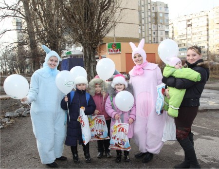 Святий Миколай їздив вулицями Кременчука на таксі та радував діток, яких зустрічав на своєму шляху (ФОТО)