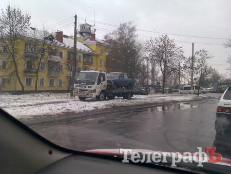 На Крюковском мосту столкнулись 3 машины (ФОТО)