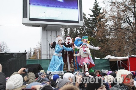 В Кременчуге открыли главную елку (ФОТОРЕПОРТАЖ)
