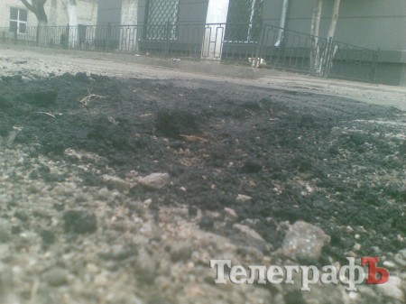 В центре Кременчуга ямы на дорогах присыпают асфальтом (ФОТО)