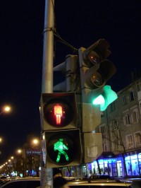 Пешеходный светофор одновременно и красный, и зелёный
