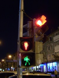 Пешеходный светофор одновременно и красный, и зелёный