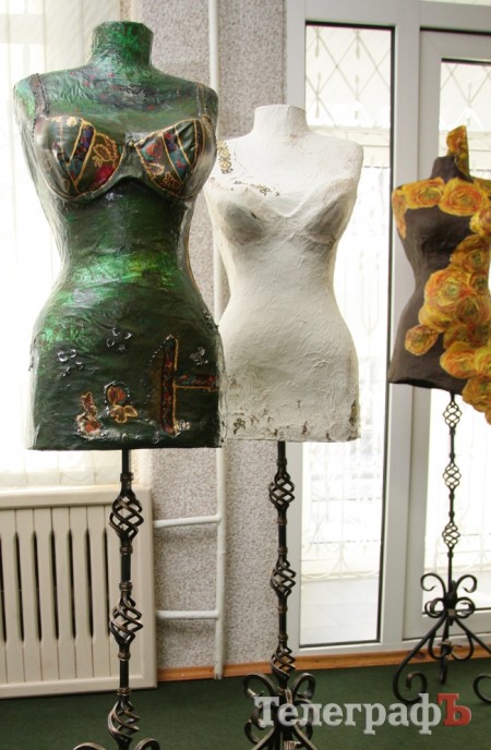 Новогодний вернисаж с ароматом клубники: выставка