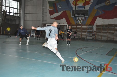 Футзал. Чемпионат Кременчуга. КНУ притормозил ОЛСУ.